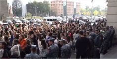 «Չենք ձուլվելու» վանկարկելով՝ Բրյուսովի համալսարանի կոլեկտիվը դիմոմ է տարել ԿԳՄՍ նախարարություն