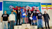 Артем Айвазян одержал победу в чемпионате по армрестлингу