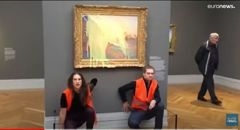 Экстремисты из протестной группы облили картофельным пюре картину Клода Моне