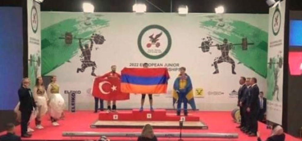 Турецкий тяжелоатлет отказался пожимать руку армянскому чемпиону Гарику Карапетяну