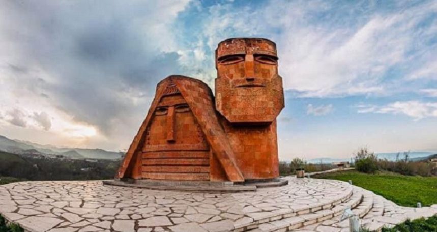 55 лет назад в этот день в Степанакерте был установлен монументальный памятник «Мы и наши горы»
