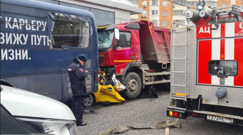 В Москве задержан водителя грузовика: по его вине погибли два человека в такси