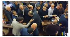 Ссора и потасовка между депутатами от правящей партии и оппозиции – в муниципальном собрании Тбилиси