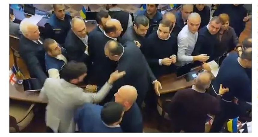 Ссора и потасовка между депутатами от правящей партии и оппозиции – в муниципальном собрании Тбилиси