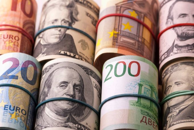 Բանկերում դոլարը գնում են 394.85 դրամով, եվրոն՝ 385.65 դրամով