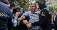 Полиция жестко подавила акцию протеста в Баку: в первые же минуты были задержаны несколько десятков человек