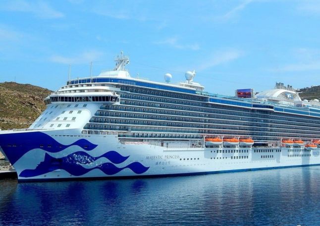 Cruise ship with 800 Covid cases on board docks in Sydney