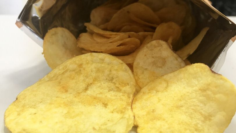 Психологи доказали – чипсы и картофель фри могут вызывать зависимость подобно никотину