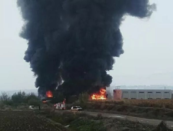 На химическом заводе в Турции вспыхнул пожар: слышны взрывы