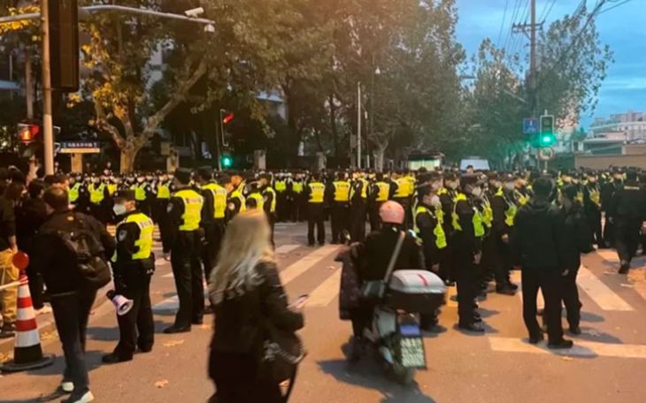 Антиправительственные протесты в Шанхае: полиция продолжает массовые задержания