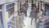 В московском метрополитене женщина напала с ножом на пассажирку из-за разговора по телефону