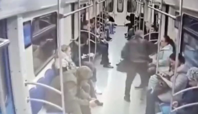 В московском метрополитене женщина напала с ножом на пассажирку из-за разговора по телефону