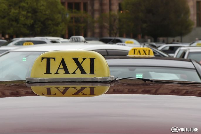 В Армении водитель такси украл кошелек пассажира, в котором было $3000 и банковские карты