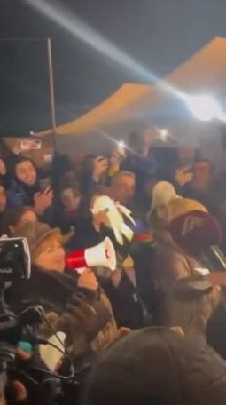 Из любви к природе: азербайджанский «эколог» в шубе придушила голубя мира