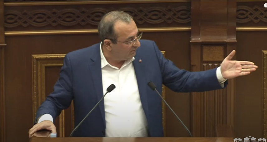 Լոլոներ եք կարդում, թե գնացեք, ռուսներից պահանջեք. Արծվիկ Մինասյանը՝ իշխանությանը