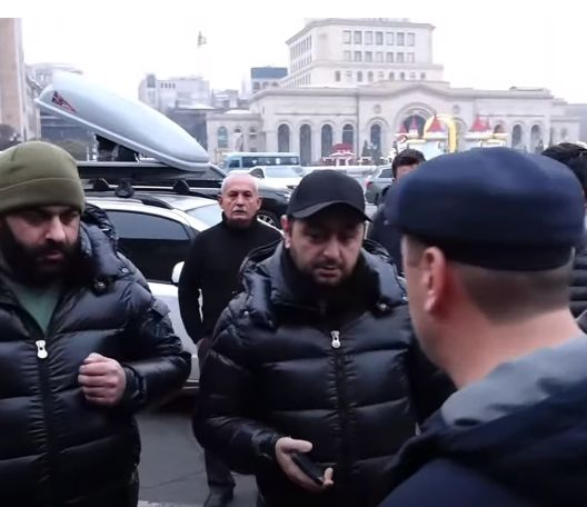 Группа активистов из Еревана автопробегом направилась к Лачинскому коридору