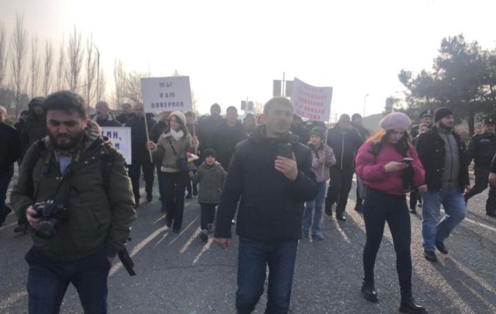 Artsakh Armenians march to Stepanakert airport, seek meeting with Russian contingent chief
