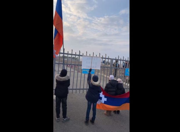 «Не уйдем, пока не встретимся с Волковым»: жители Арцаха ждут командующего РМК