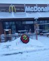 В Казахстане мужчина принес траурный венок к закрывшемуся McDonald's