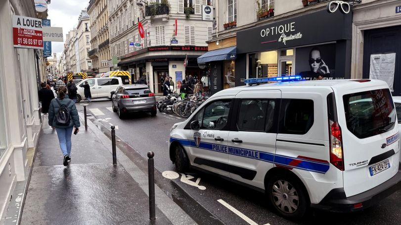 Man with knife wounds several at Paris station