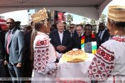 Лукашенко подарил президенту Зимбабве трактор, а тот ему – чучело льва