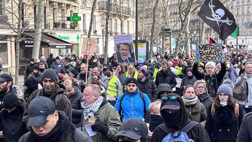 В Париже проходит массовая забастовка против повышения пенсионного возраста