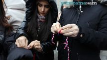 Участникам акции в поддержку Арцаха раздали браслеты из ниток нескольких цветов