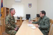Պապիկյանն առանձնազրույցներ է ունեցել սպայական և կրտսեր հրամանատարական կազմի ներկայացուցիչների հետ
