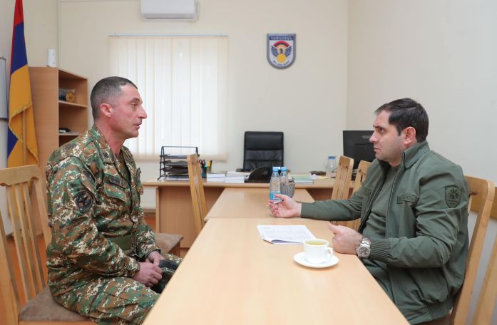 Պապիկյանն առանձնազրույցներ է ունեցել սպայական և կրտսեր հրամանատարական կազմի ներկայացուցիչների հետ