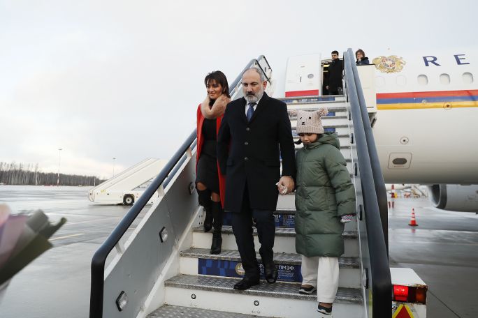 Փաշինյանը կնոջ հետ մեկնեց Ղազախստան