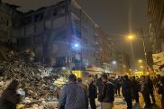 В Сирии число жертв мощного землетрясения превысило 110 человек, в Турции достигло 76