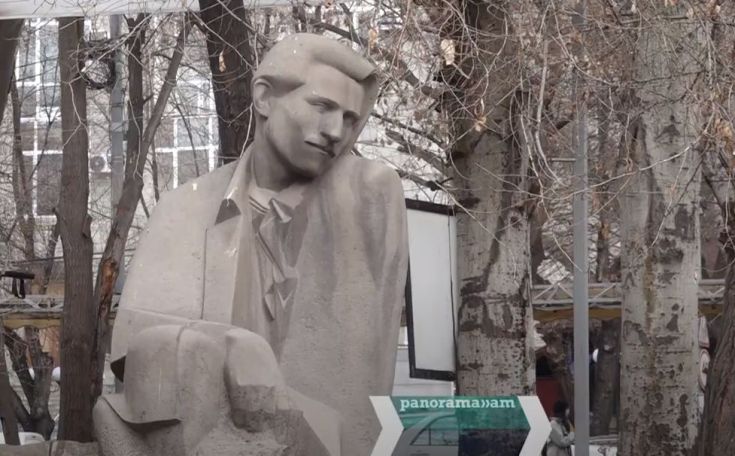 Ученики читают стихи в честь дня рождения Теряна