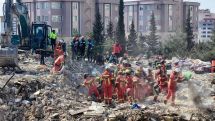 Российские спасатели нашли 150 тысяч долларов наличными под завалами жилого дома в Турции