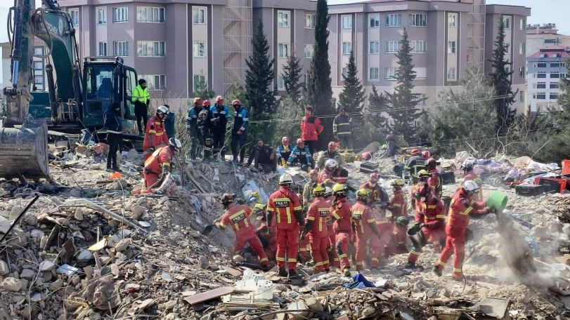 Российские спасатели нашли 150 тысяч долларов наличными под завалами жилого дома в Турции