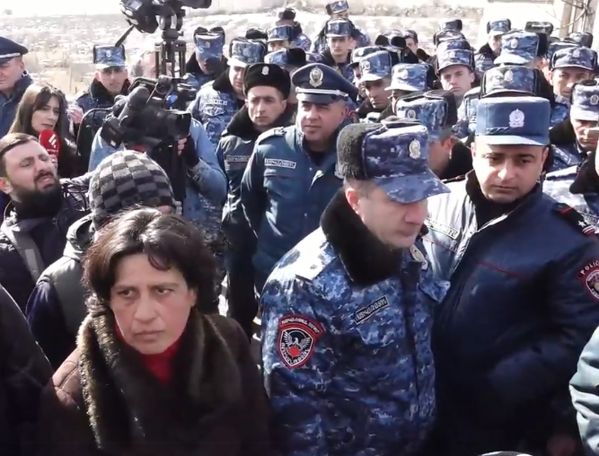 Полиция подвергла приводу более 20 человек с территории бывшего здания МО Армении