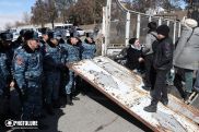 Жильцам бывшего здания Минобороны Армении разрешили установить палатки