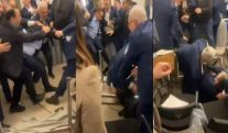 «Жаркое» утро в парламенте Грузии: депутаты устроили драку на фоне обсуждения закона об иноагентах