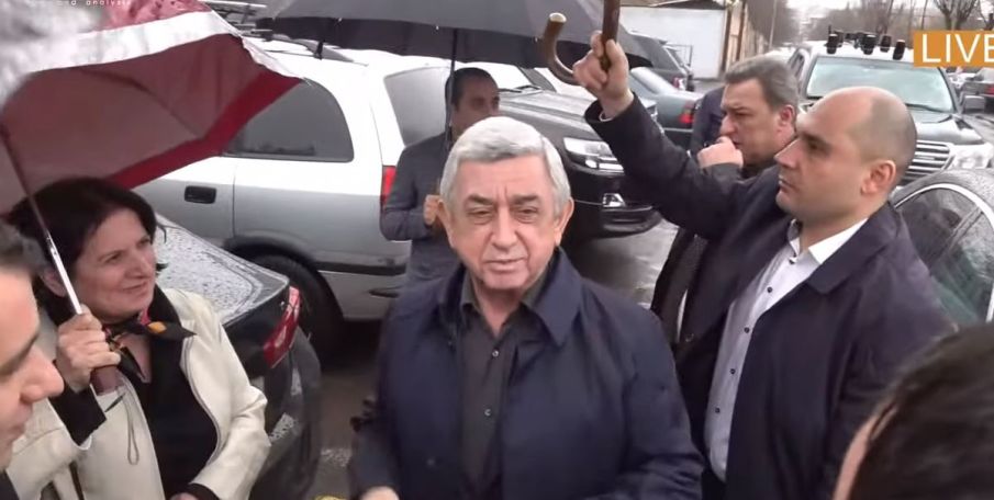 Շնորհակալ եմ, որ եկել եք, բայց այս անձրևի տակ պետք չէ կանգնել. Սերժ Սարգսյանը՝ աջակիցներին