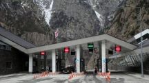 Stepantsminda-Larsi highway closed to trucks