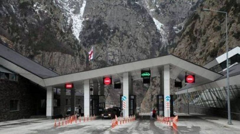 Stepantsminda-Larsi highway closed to trucks