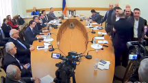 «Քեզ հանգիստ պահի, այ տղա», «Լրի՞վ ես ցնդել». Վեճ ԱԺ-ում