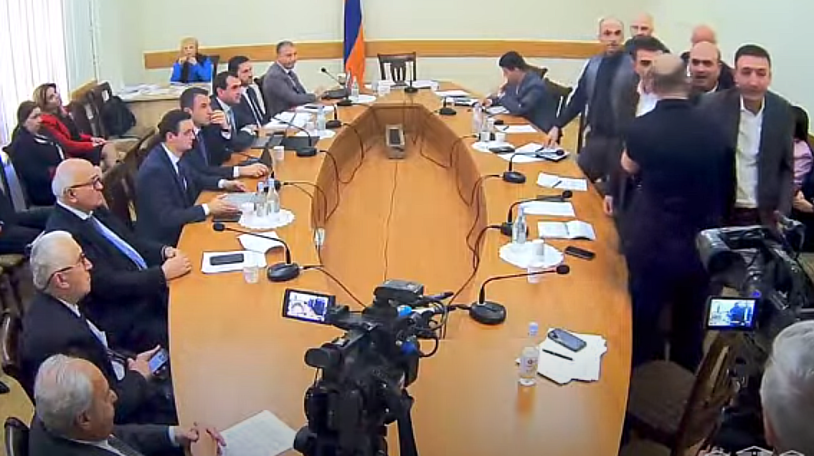 «Քեզ հանգիստ պահի, այ տղա», «Լրի՞վ ես ցնդել». Վեճ ԱԺ-ում