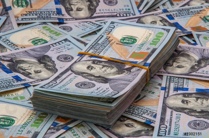 В России женщина пыталась улететь из страны с $90 тысячами в рюкзаке: её задержали