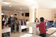 «Ամոթ», «հեռացեք»․ Ուսանողները ճանապարհեցին Անդրեասյանին