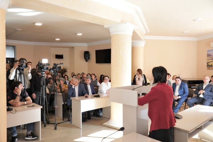 «Ամոթ», «հեռացեք»․ Ուսանողները ճանապարհեցին Անդրեասյանին