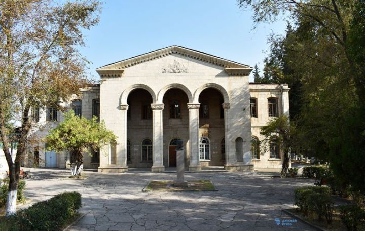 Արցախի մայր թատրոնի բեմում կլինի «Բակում կատաղի շուն կա» կատակերգությունը