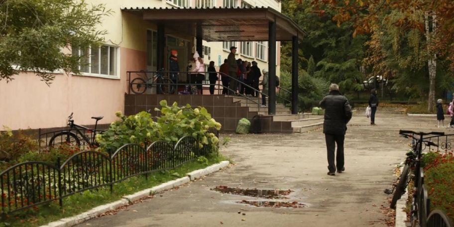 «Я тебя обоссу сейчас»: в России учитель поставил на колени школьника за плохое чтение