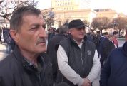 Displaced Artsakh residents protest outside Armenian government