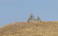 «Մեծ և Փոքր Սյունիքներ» հուշակոթողն անցել է Ադրբեջանի վերահսկողության տակ՝ հայտնվելով ոչնչացման սպառնիքի առաջ. monumentwatch.org