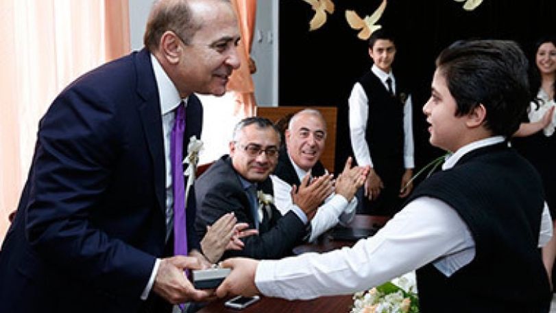 Prime Minister attends school graduation event in Yerevan